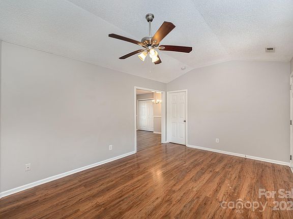 4th image of 1923 Dietrich Ln
