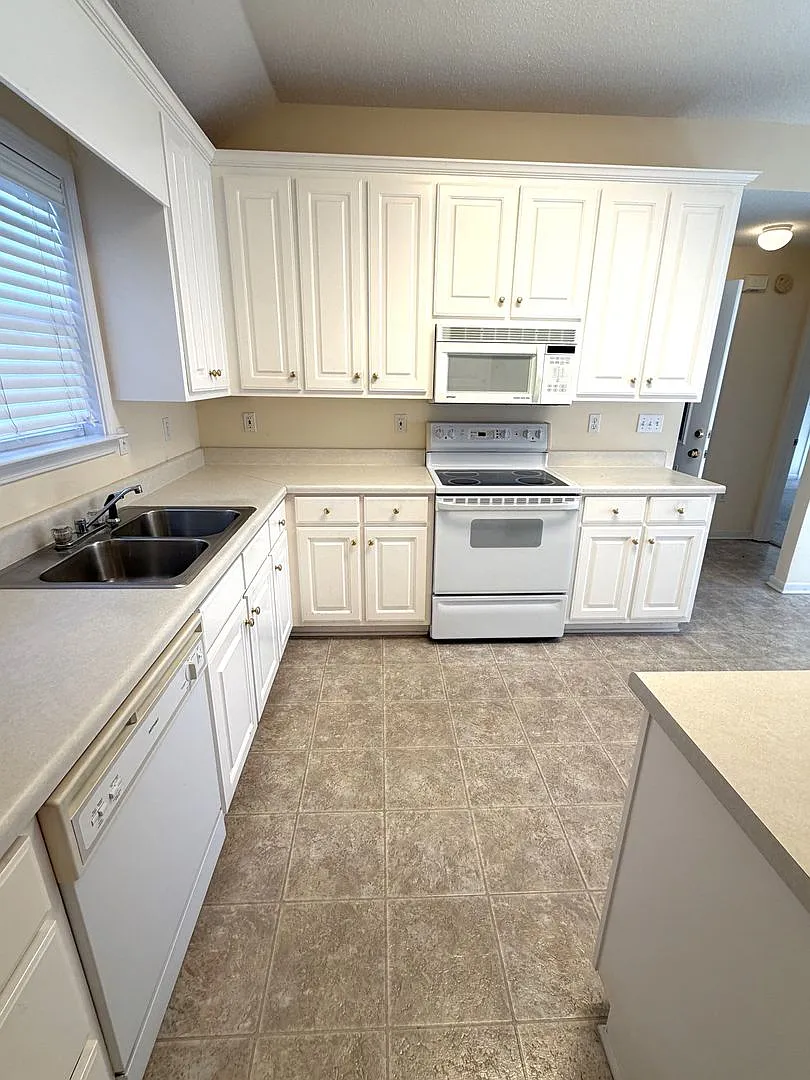 4 bedroom 2 bath house on large lot — Photo 3