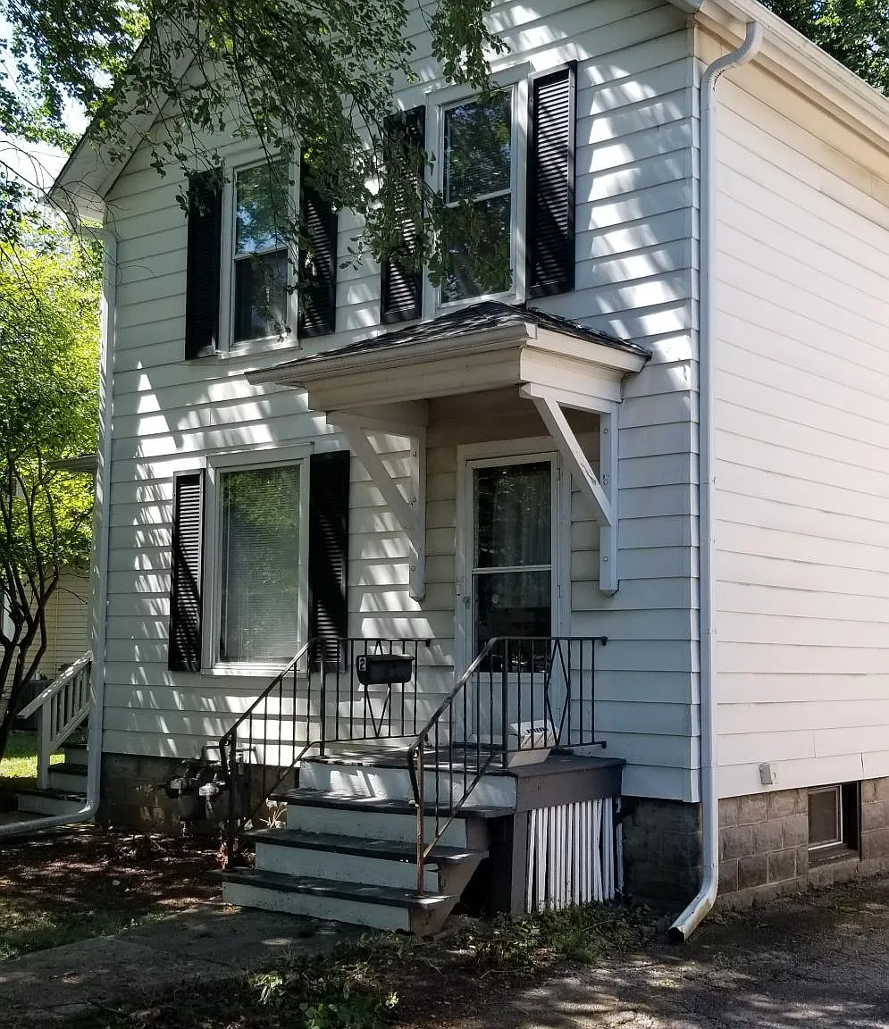 3 bed, 1.5 bath, 1200 sqft, $900 — Photo 1