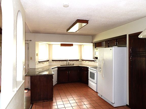 4th image of 4632 NE Dearborn Ave