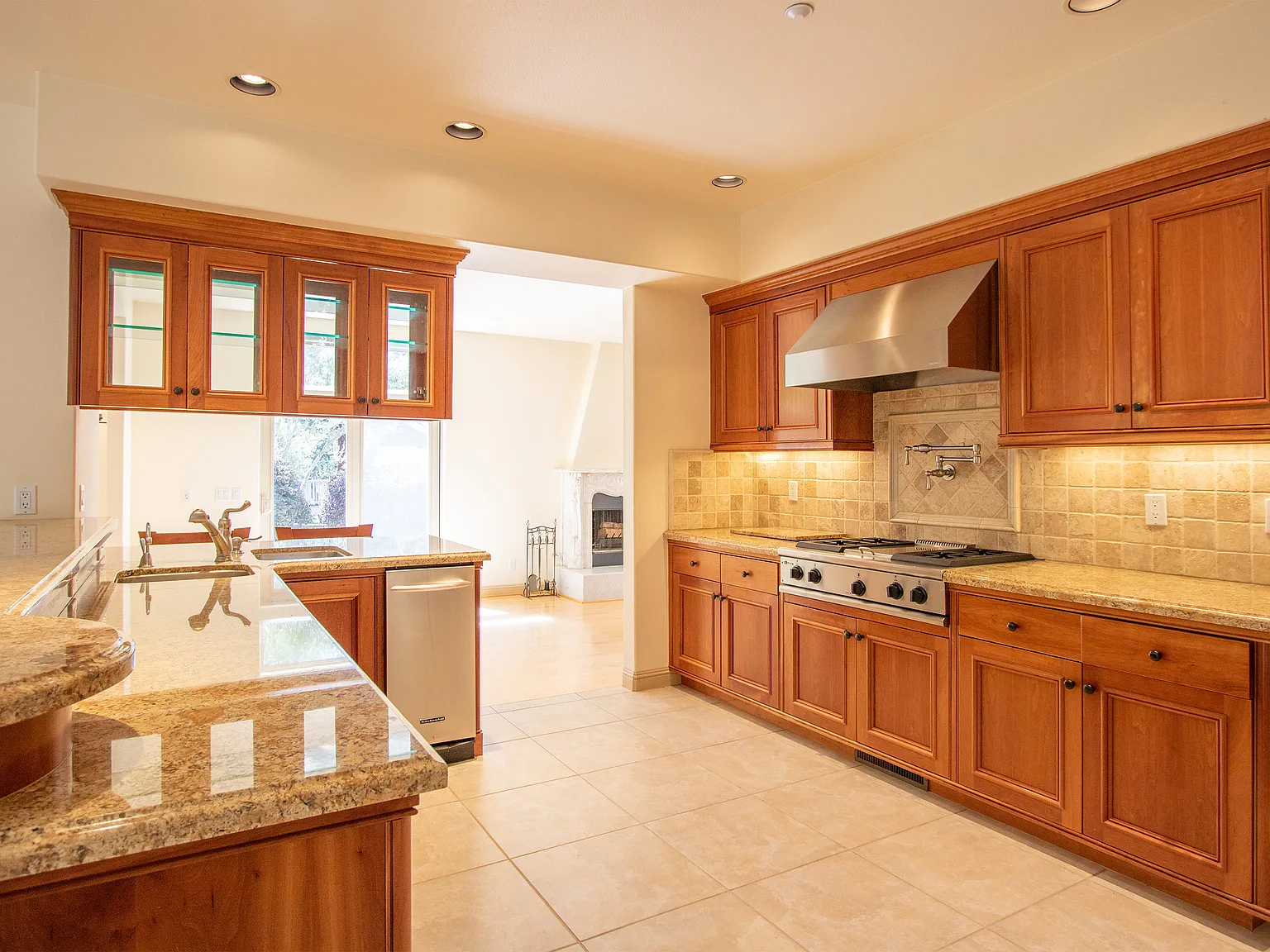4 bed, 3352 sqft, $6,300 — Photo 2