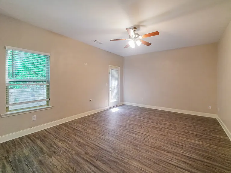 313 Kenmore Ct — Photo 5