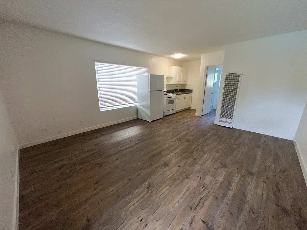 Santa Barbara Apartments — Photo 4