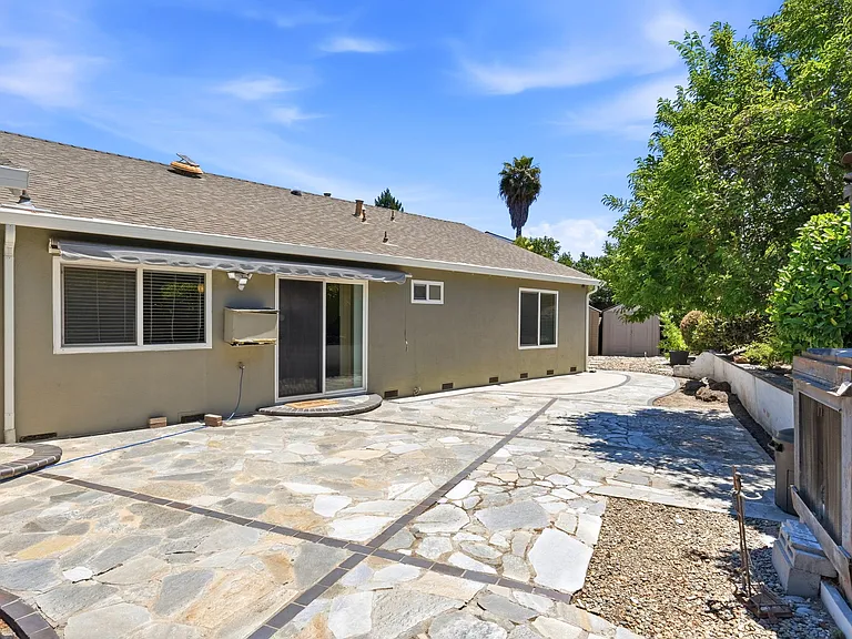 325 Goshen Ct — Photo 36