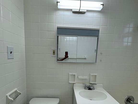 2nd image of 935 Pavonia Ave #3
