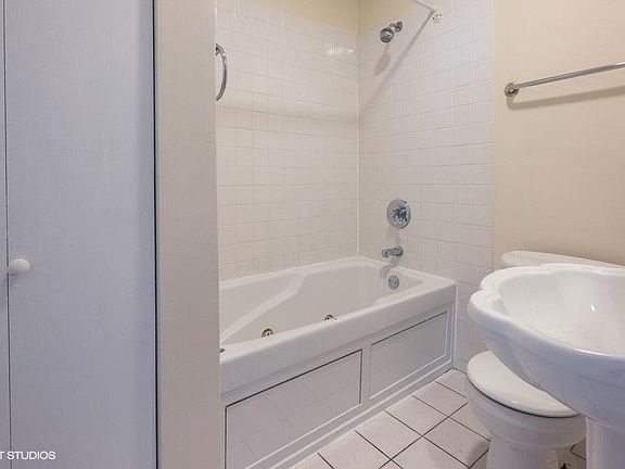 3rd image of 750 W Belden Ave #2