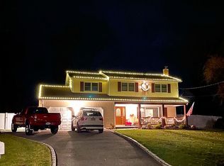 7 School Ct, Shoreham, NY 11786