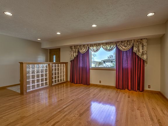 4th image of 7301 S 52nd St