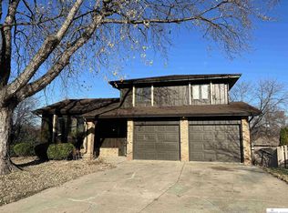 5306 Valley Cir, Omaha, NE 68106
