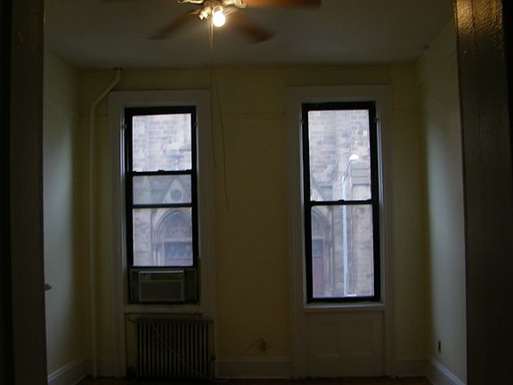3rd image of 210 Montrose Ave APT 2R