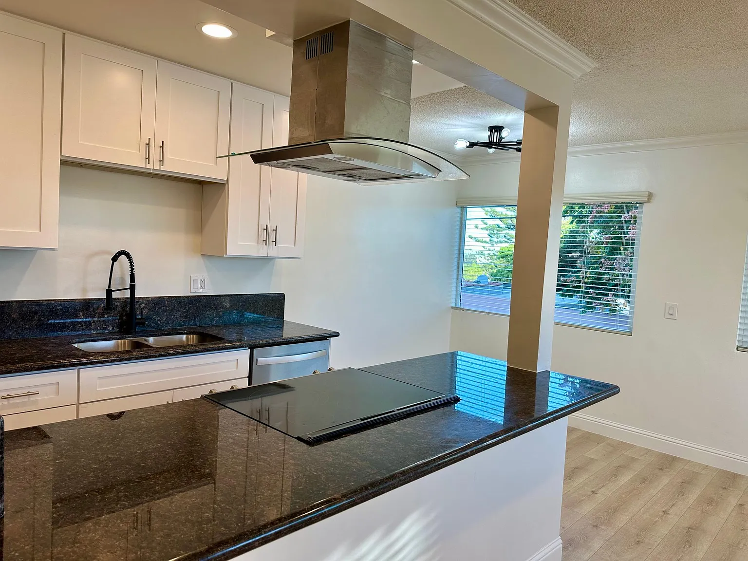 2 bed, 875 sqft, $2,665 — Photo 4