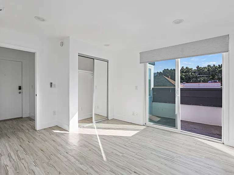 850 N Van Ness Ave #D — Photo 10