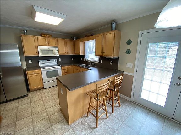 4th image of 250 Westbridge Pl
