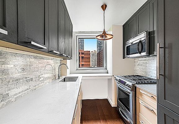 3rd image of 200 E 94th St APT 701
