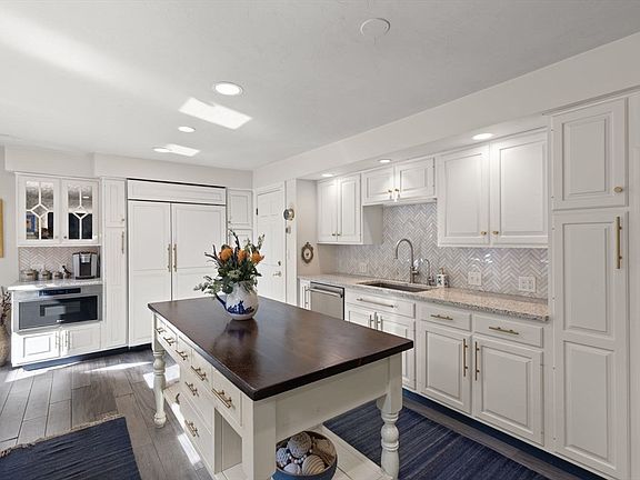 4th image of 701 Country Way