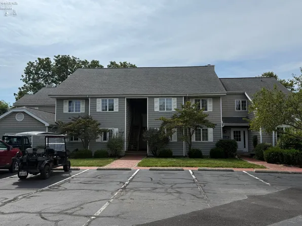 111 W Lakeshore Dr #2B, Kelleys Island, OH 43438