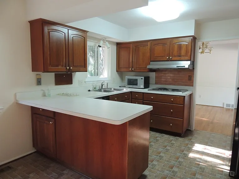 2098 Yorktown Dr — Photo 9