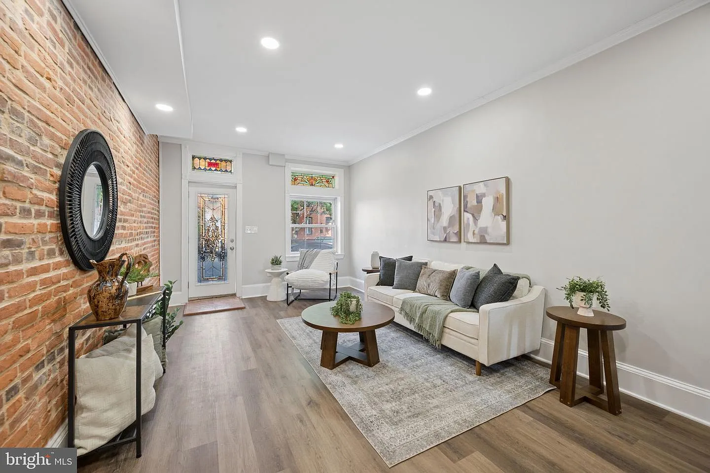 3 bed, 2333 sqft, $3,400 — Photo 2