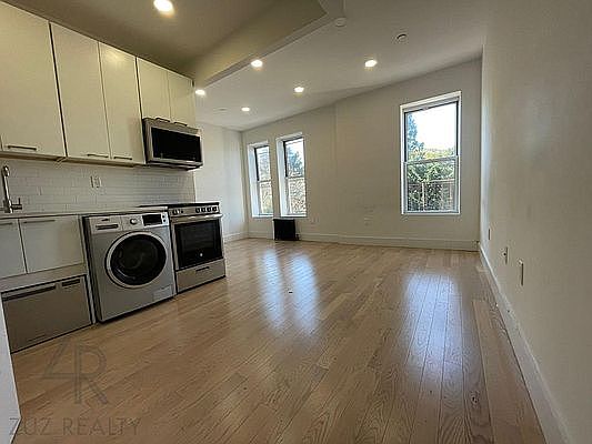 4th image of 975 Washington Ave APT 4I