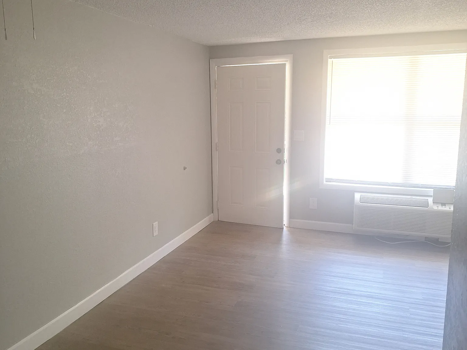 729B Poinsettia Ave — Photo 2