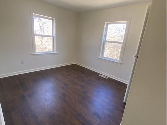 4th image of 327 E Glenwood Ave
