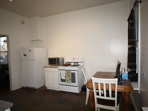 3rd image of 855 N Damen Ave #Coachhouse