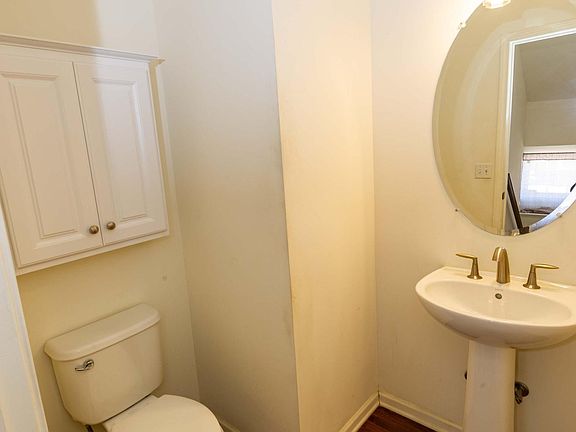 4th image of 22 Fieldstone Dr