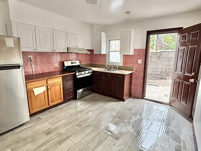 807 Snyder Ave — Photo 6