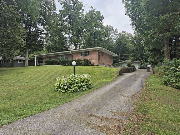 2nd image of 3227 E Southport Rd