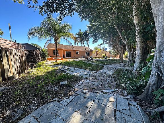 2nd image of 7093 Glenwood Dr