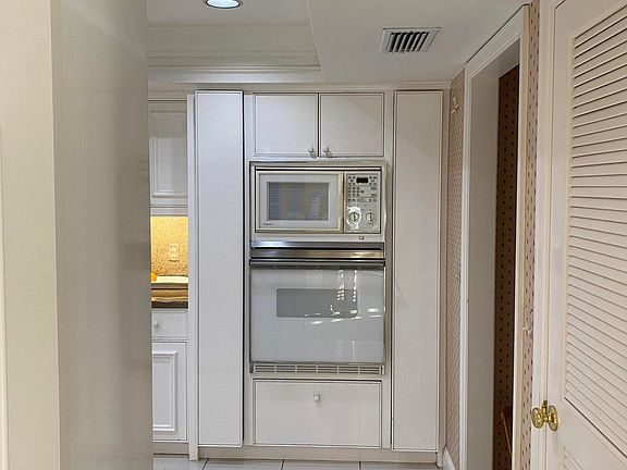 4th image of 3101 Embassy Dr