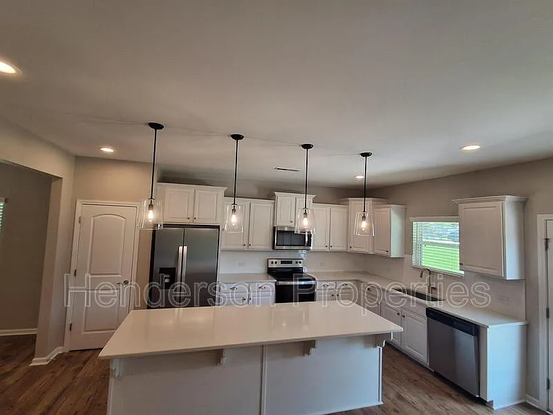 4 bed, 3.0 bath, $2,100 — Photo 2