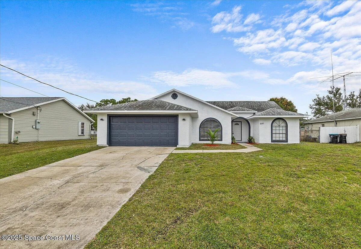 3 bed, 2.0 bath, 1416 sqft, $2,100 — Photo 1