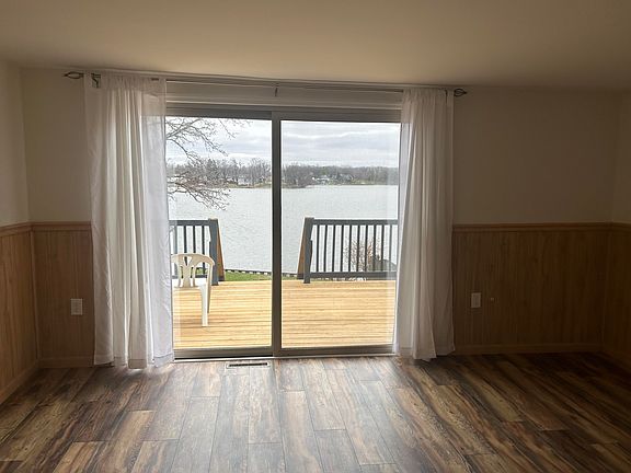 3rd image of 121 W Lakeview Dr