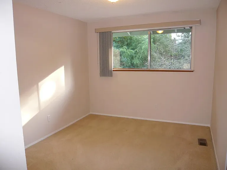 18833 SE 42nd St — Photo 7