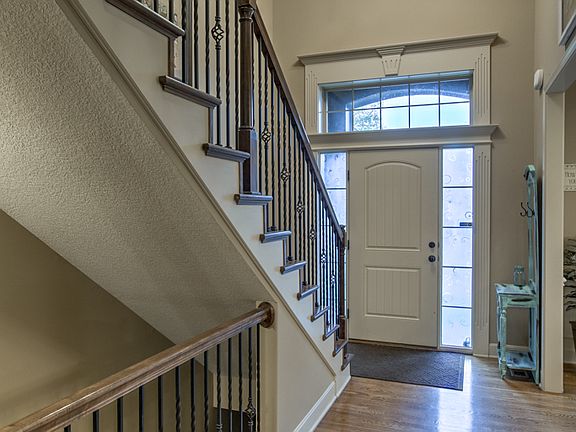 2nd image of 1004 Redwood Ln