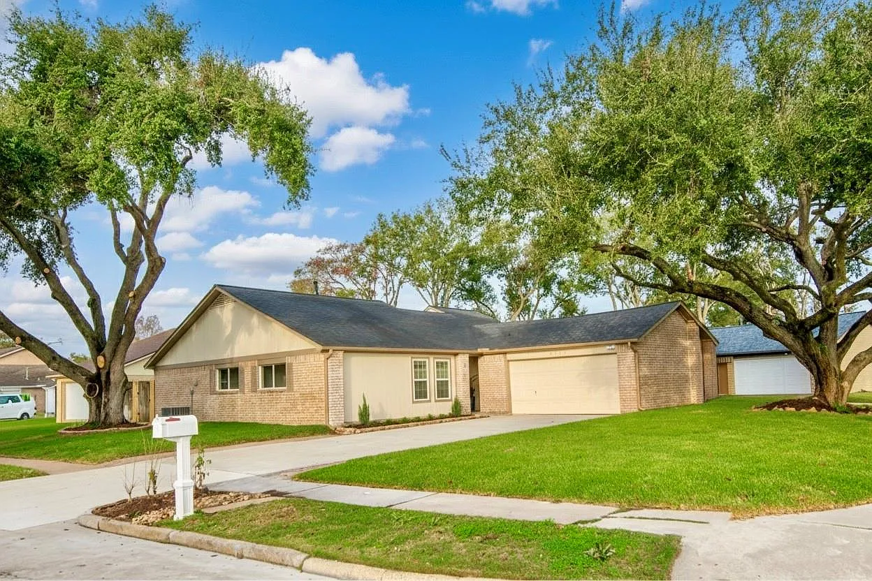 4 bed, 2.0 bath, 2038 sqft, $2,275 — Photo 1