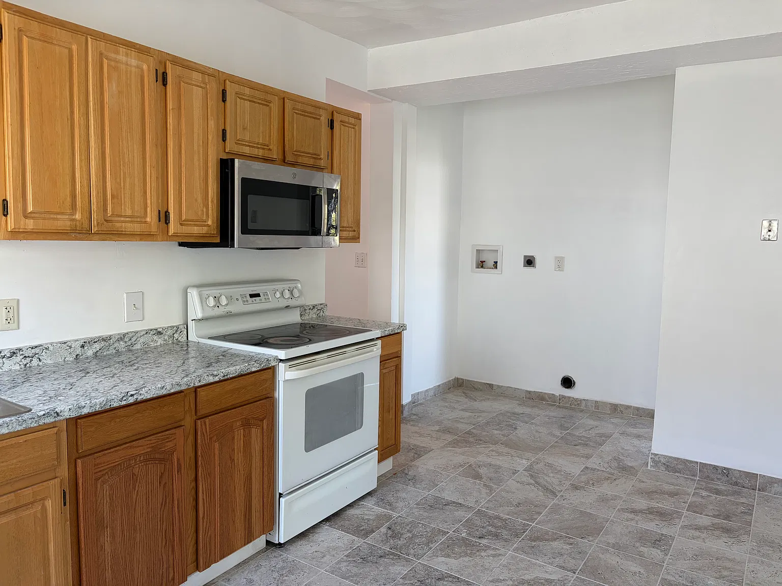 4 bed, 1000 sqft, $3,200 — Photo 2