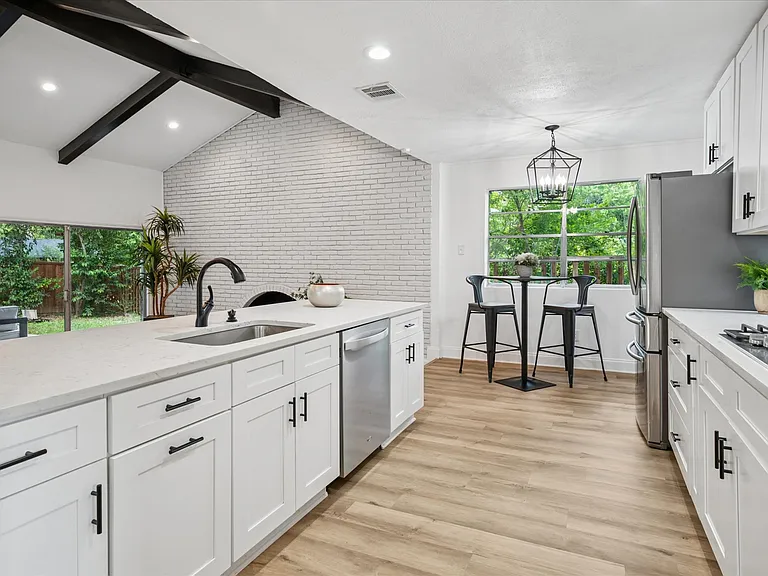 912 Glen Oaks Blvd — Photo 12