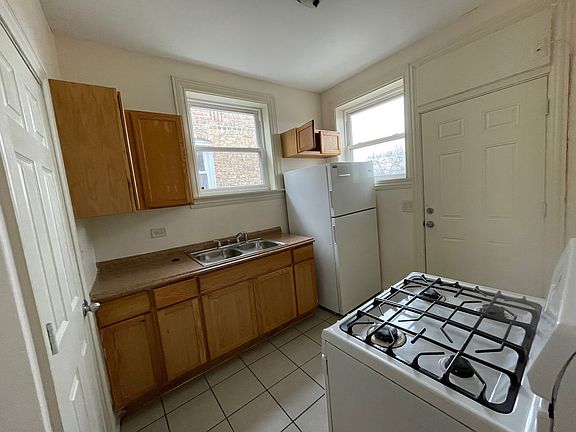 2nd image of 5657 S Rockwell St #4