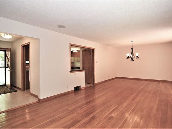 3rd image of 574 Auburndale Ave