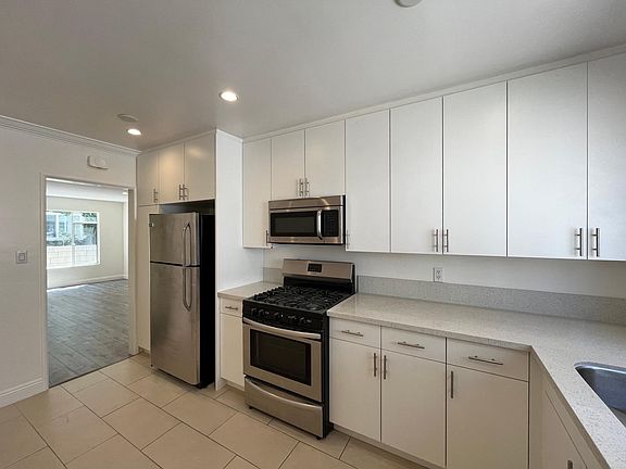 4th image of 612 N Sycamore Ave APT 1