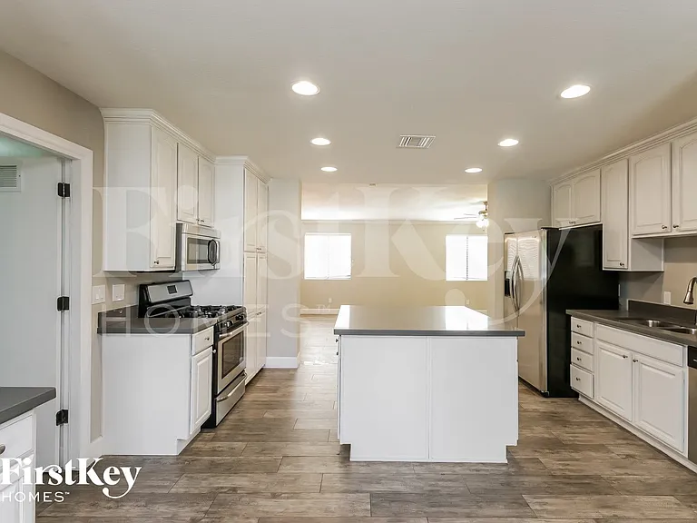 1001 E Seldon Ln — Photo 7