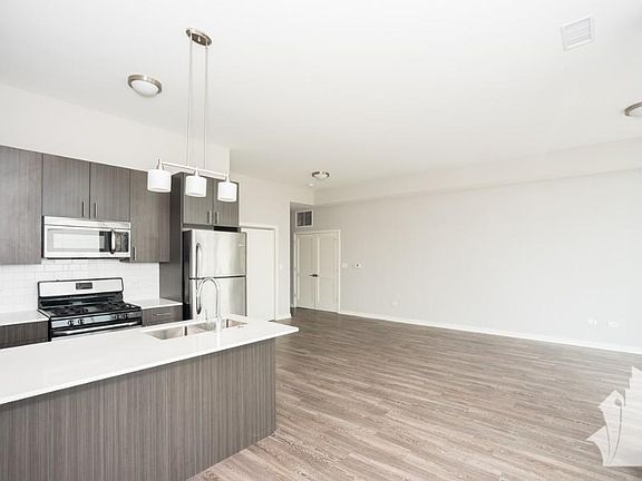 3rd image of 1548 W North Ave