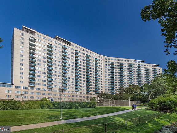 3rd image of 10401 Grosvenor Pl APT 1128