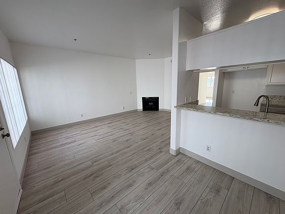 Living room (with gas fireplace)/Kitchen