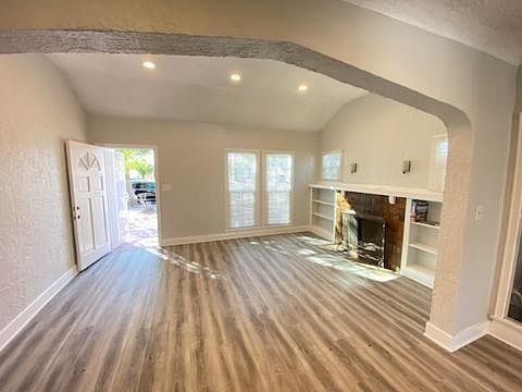 3rd image of 3297 Genevieve St