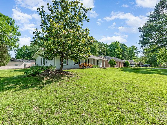 3rd image of 6701 Woodfield Dr