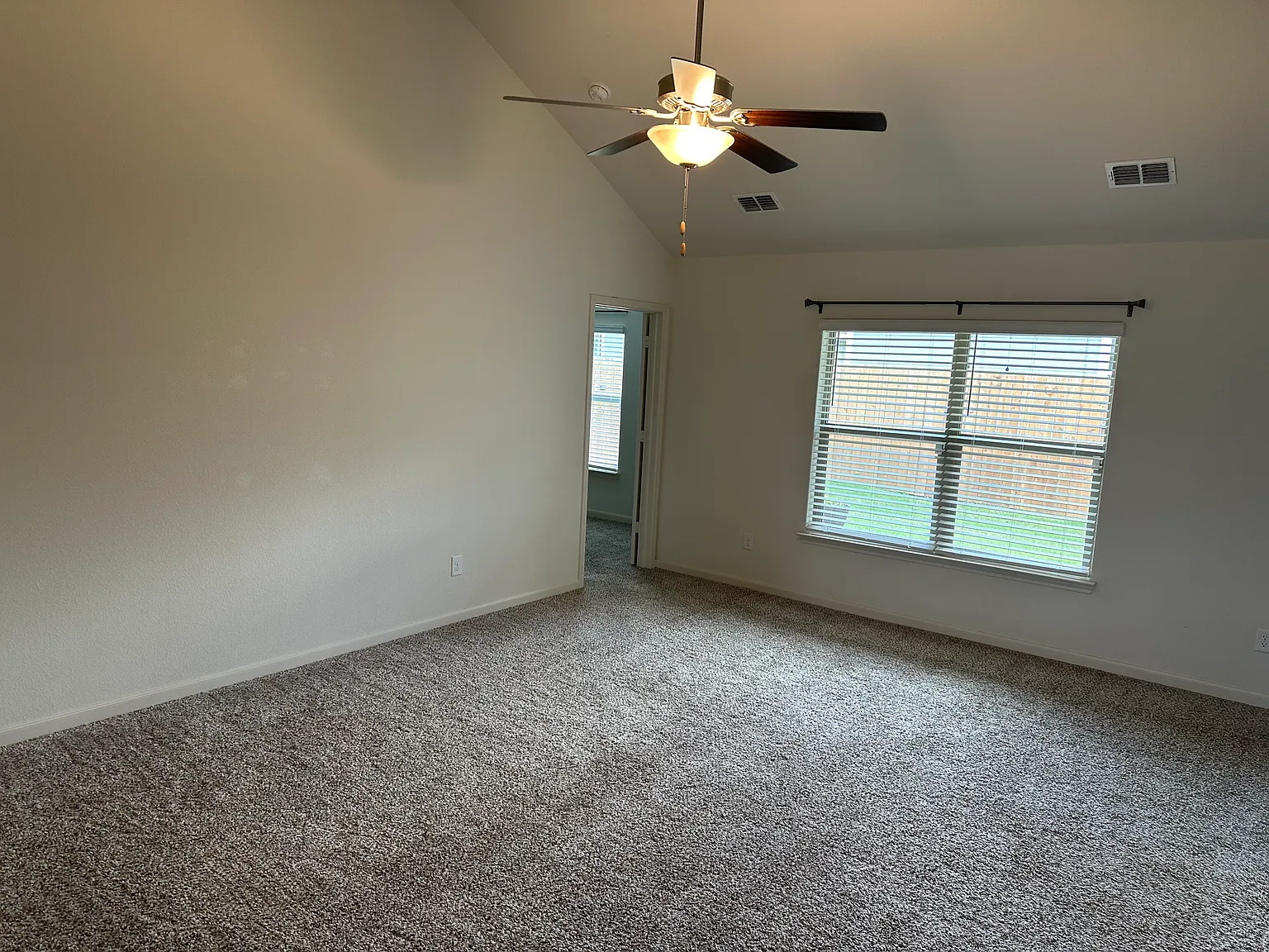 4 bed, 1596 sqft, $2,195 — Photo 4