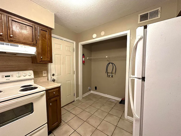 15855 S Sunderland Ave — Photo 6